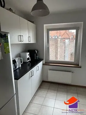 Дневна соба; дрвени под, природно светло, модерни стил