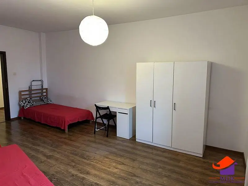 Кухиња; кухињски апарати, дрвени под, природно светло, модерни стил