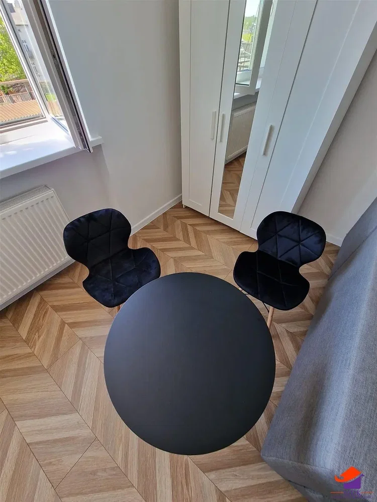 غرفة معيشة; أرضية خشبية, ضوء طبيعي, أسلوب عصري