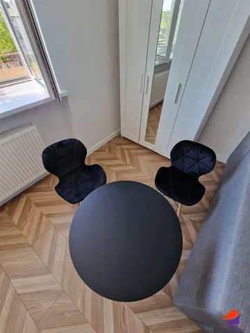 Wohnzimmer; holzboden, tageslicht, moderner stil