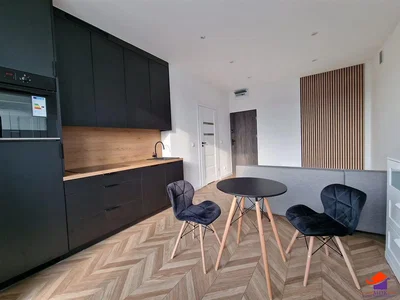 مطبخ; أجهزة المطبخ, أرضية خشبية, ضوء طبيعي, أسلوب عصري