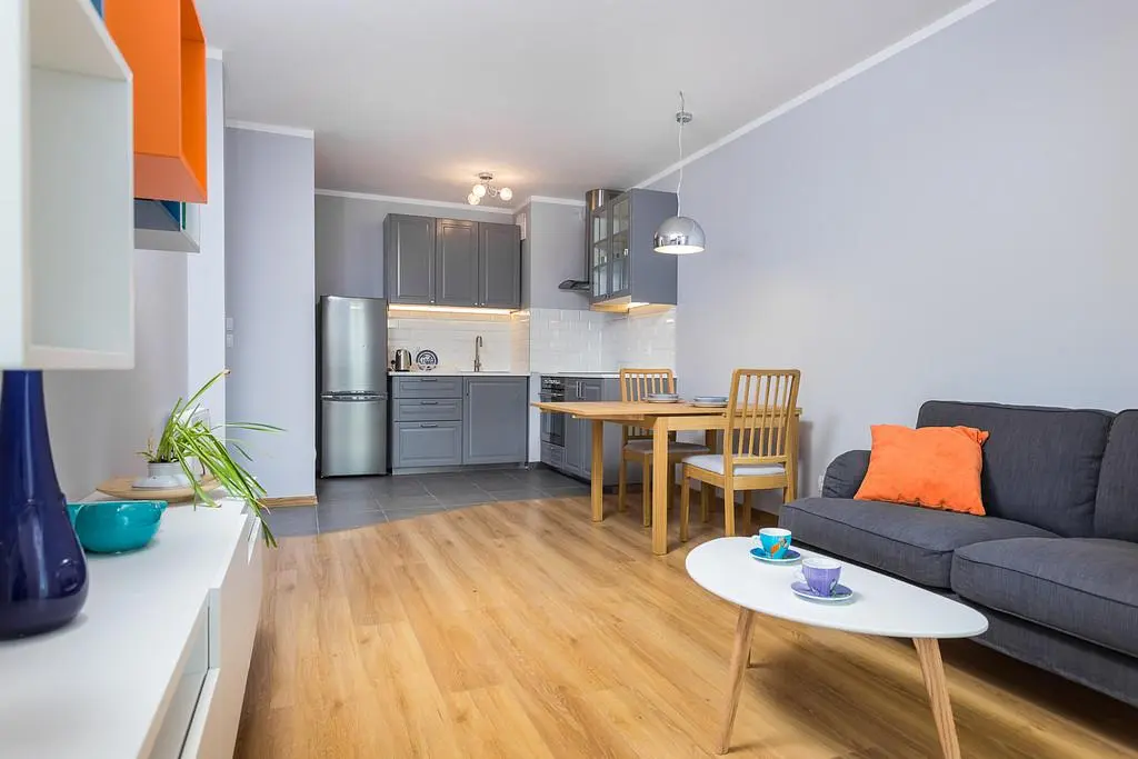 Cuisine; électroménager, parquet, lumière naturelle, style moderne