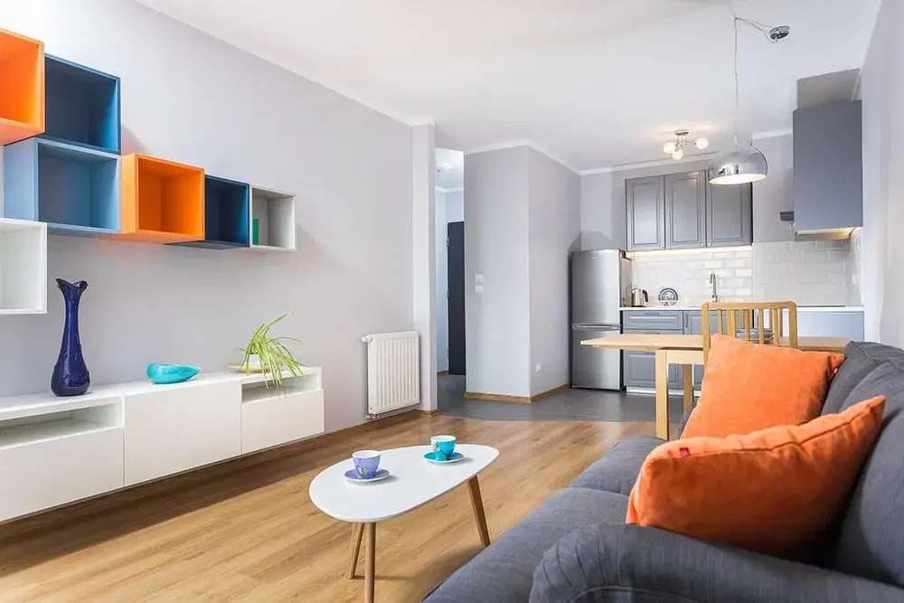 Salon; parquet, lumière naturelle, style moderne