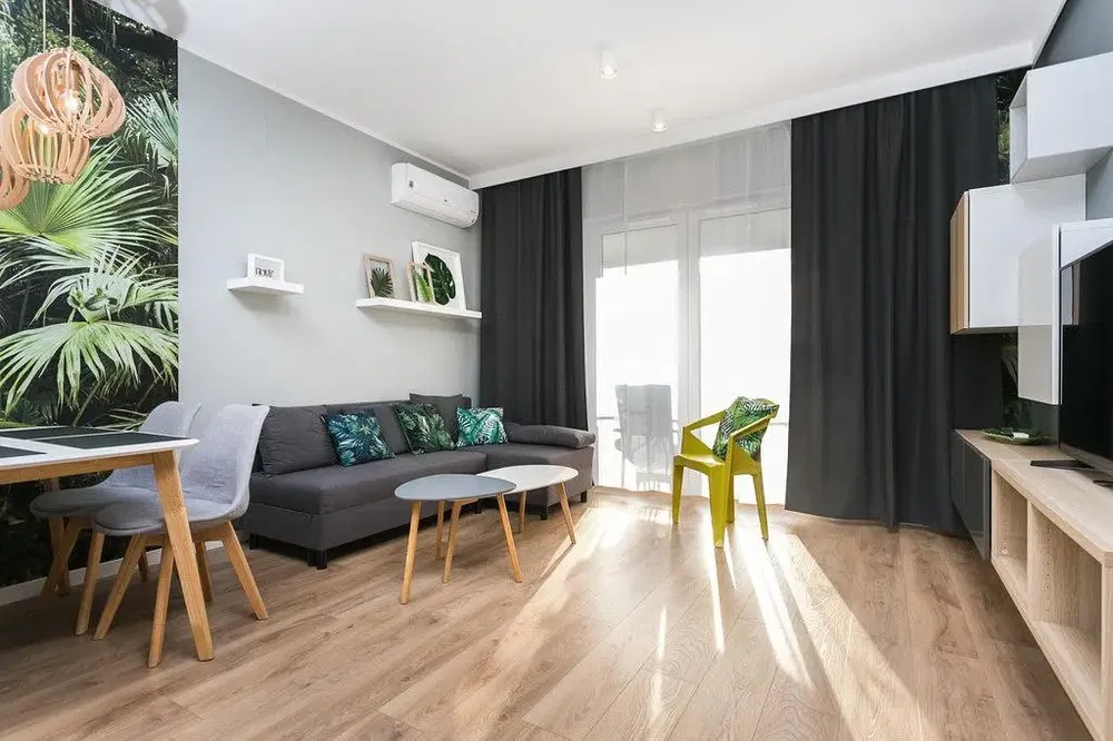 Cuisine; électroménager, parquet, lumière naturelle, style moderne