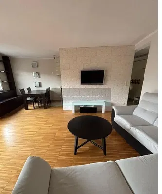 Кухиња; кухињски апарати, дрвени под, природно светло, модерни стил