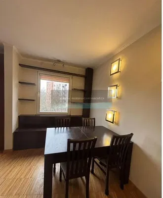 Кухиња; кухињски апарати, дрвени под, природно светло, модерни стил