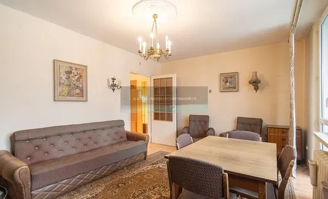 Дневна соба; дрвени под, природно светло, модерни стил