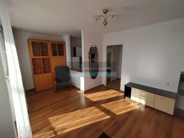 Кухиња; кухињски апарати, дрвени под, природно светло, модерни стил