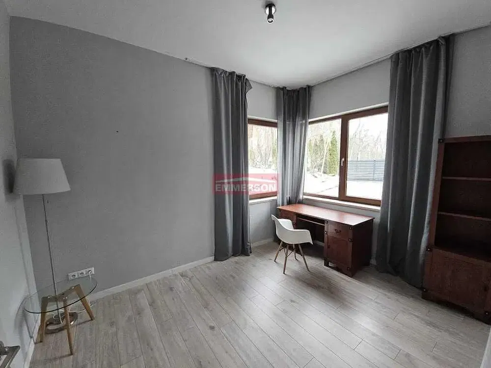 Wohnzimmer; holzboden, tageslicht, moderner stil