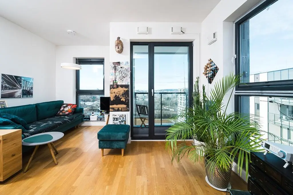 Küche; küchengeräte, holzboden, tageslicht, moderner stil