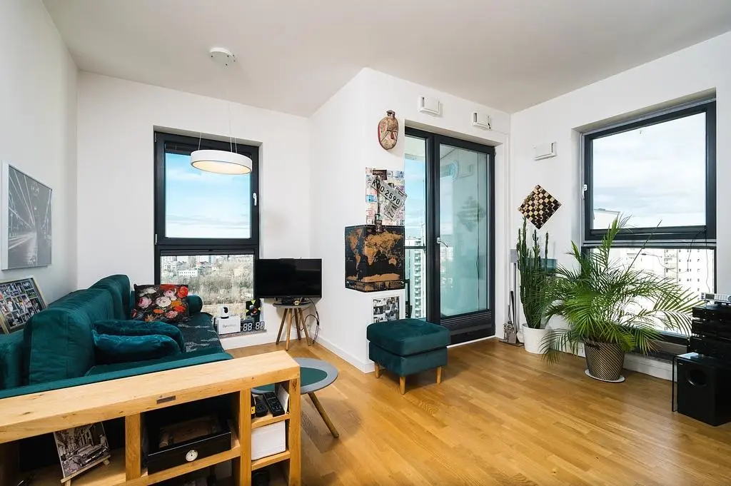 Küche; küchengeräte, holzboden, tageslicht, moderner stil