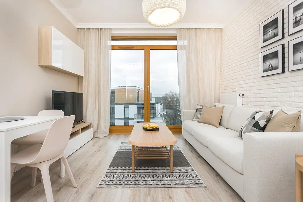 Küche; küchengeräte, holzboden, tageslicht, moderner stil