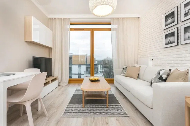 Küche; küchengeräte, holzboden, tageslicht, moderner stil