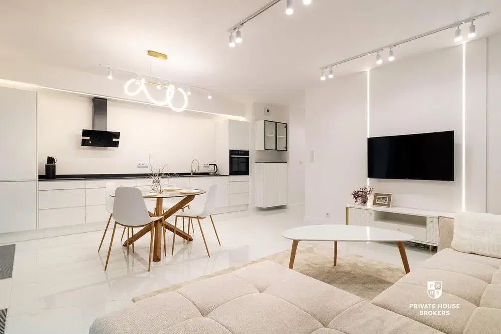 Küche; küchengeräte, holzboden, tageslicht, moderner stil