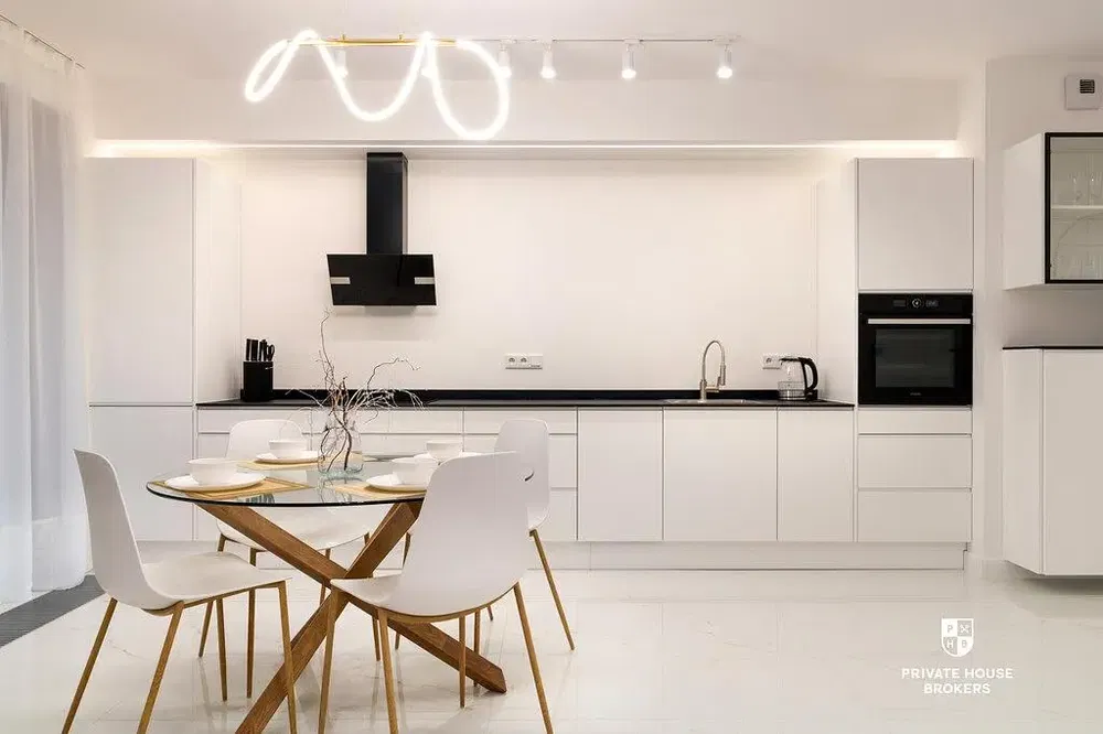 Küche; küchengeräte, fliesenboden, tageslicht, moderner stil