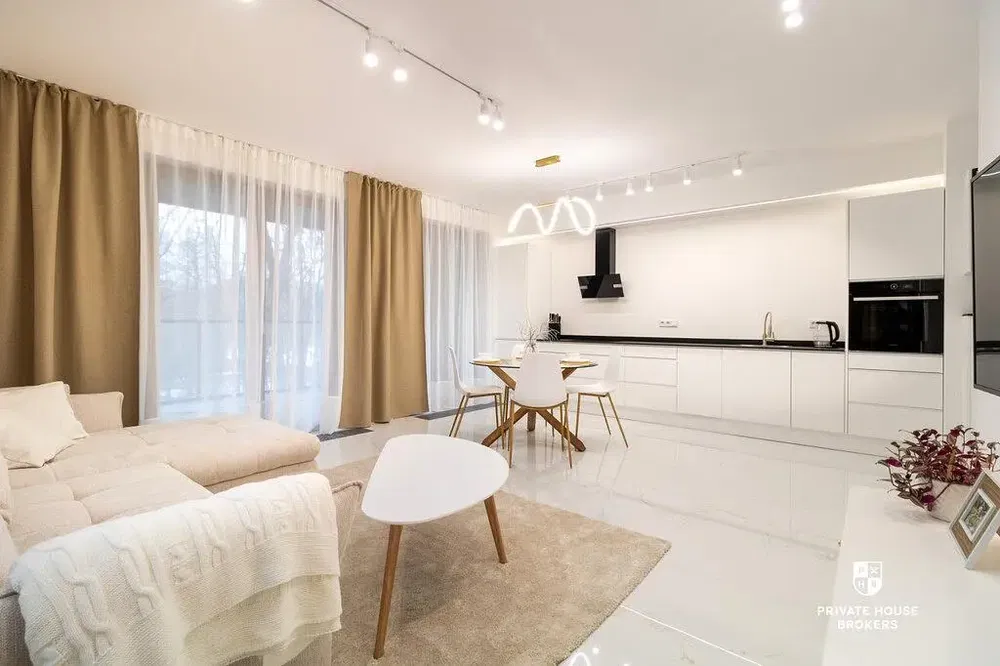 Küche; küchengeräte, holzboden, tageslicht, moderner stil