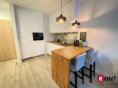 Küche; küchengeräte, holzboden, tageslicht, moderner stil