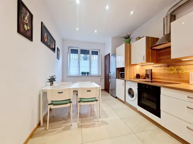 Küche; küchengeräte, holzboden, tageslicht, moderner stil