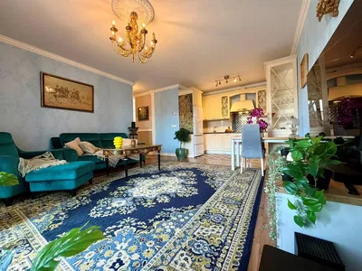 Mutfak; mutfak aletleri, ahşap zemin, doğal ışık, modern stil