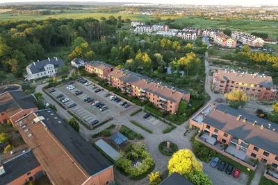 Mutfak; mutfak aletleri, ahşap zemin, doğal ışık, modern stil