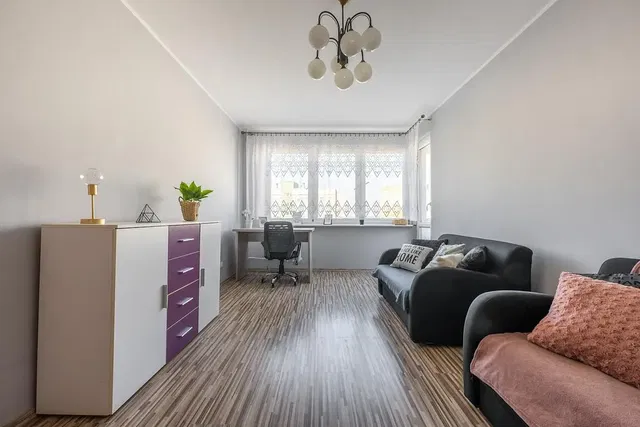 Oturma odası; ahşap zemin, doğal ışık, modern stil