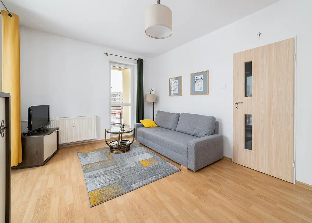 Mutfak; mutfak aletleri, ahşap zemin, doğal ışık, modern stil