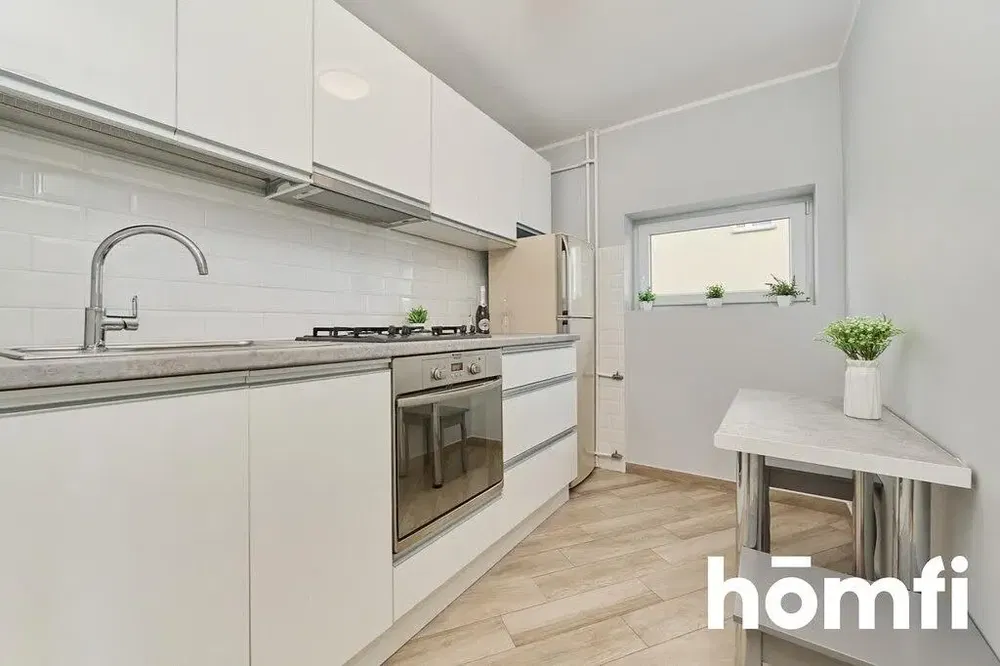 Wohnzimmer; holzboden, tageslicht, moderner stil