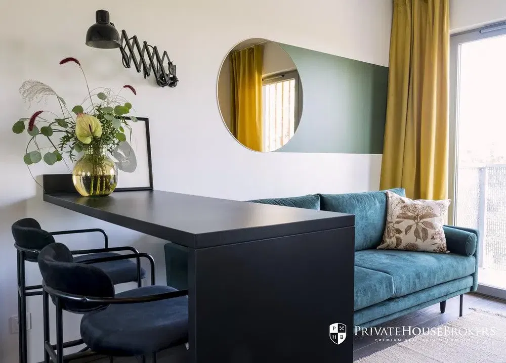 Küche; küchengeräte, holzboden, tageslicht, moderner stil