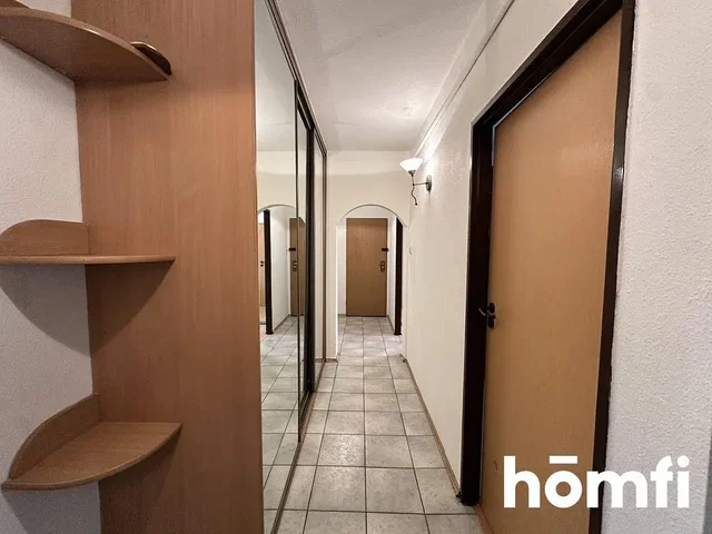 Kuhinja; kućanski aparati, drveni pod, prirodna svjetlost, moderan stil