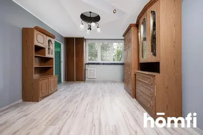 Kuhinja; kućanski aparati, drveni pod, prirodna svjetlost, moderan stil