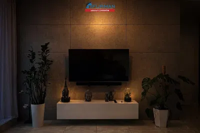 Mutfak; mutfak aletleri, ahşap zemin, doğal ışık, modern stil