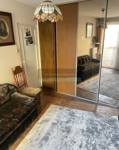 Kuhinja; kuhinjski aparati, drveni pod, prirodno svjetlo, moderni stil