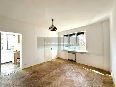 Kuhinja; kuhinjski aparati, drveni pod, prirodno svjetlo, moderni stil