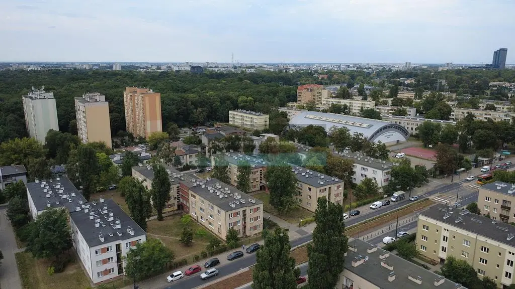 Kuhinja; kuhinjski aparati, drveni pod, prirodno svjetlo, moderni stil