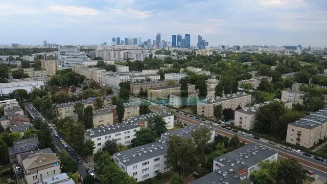 Kuhinja; kuhinjski aparati, drveni pod, prirodno svjetlo, moderni stil