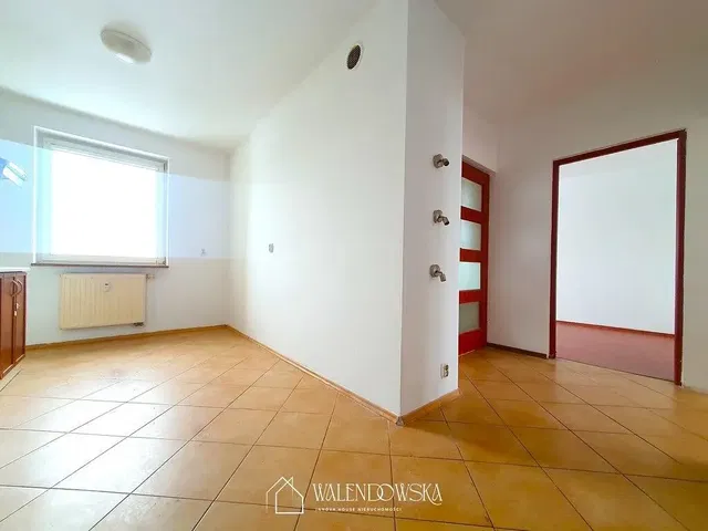 Kuchnia; sprzęt kuchenny, podłoga drewniana, światło dzienne, styl nowoczesny