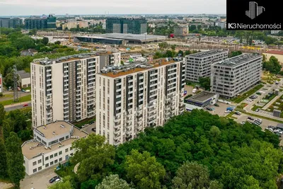 Kuhinja; kuhinjski aparati, drveni pod, prirodno svjetlo, moderni stil