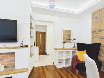 Kuhinja; kuhinjski aparati, drveni pod, prirodno svjetlo, moderni stil