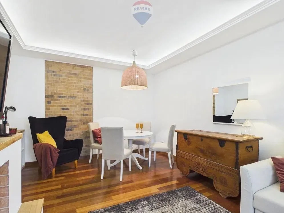 Kuhinja; kuhinjski aparati, drveni pod, prirodno svjetlo, moderni stil