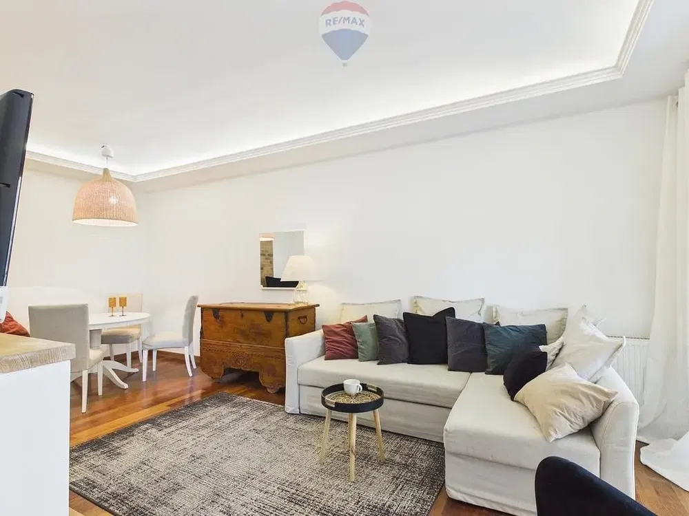 Kuhinja; kuhinjski aparati, drveni pod, prirodno svjetlo, moderni stil