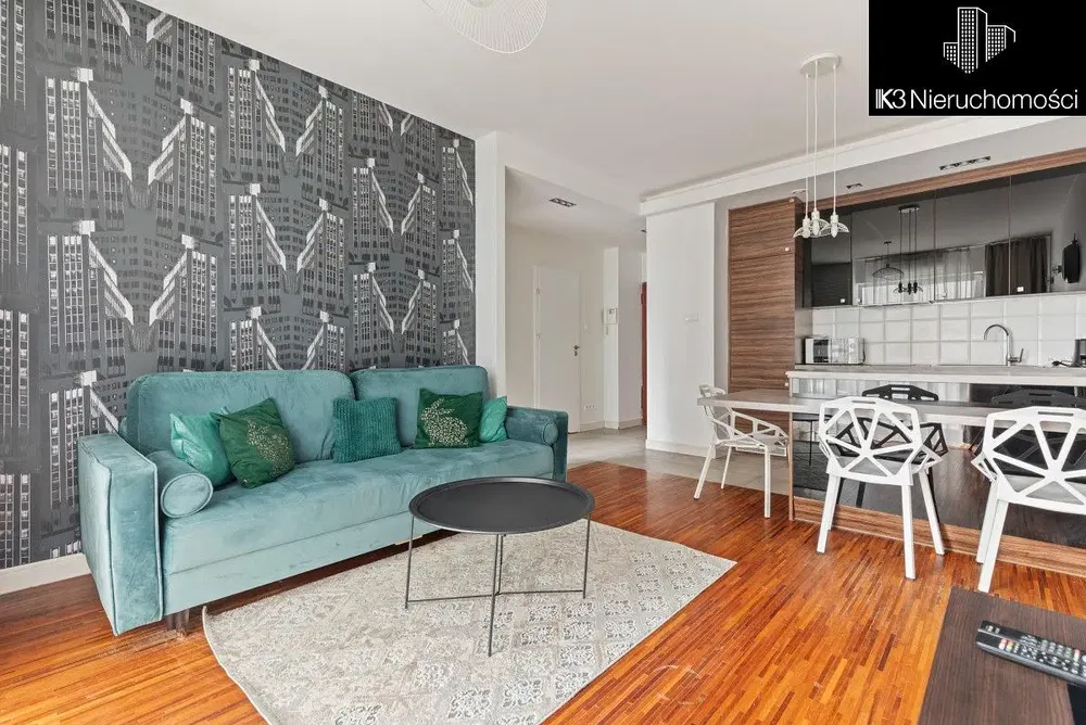 Kuhinja; kuhinjski aparati, drveni pod, prirodno svjetlo, moderni stil