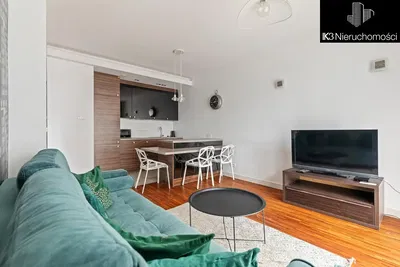 Kuhinja; kuhinjski aparati, drveni pod, prirodno svjetlo, moderni stil