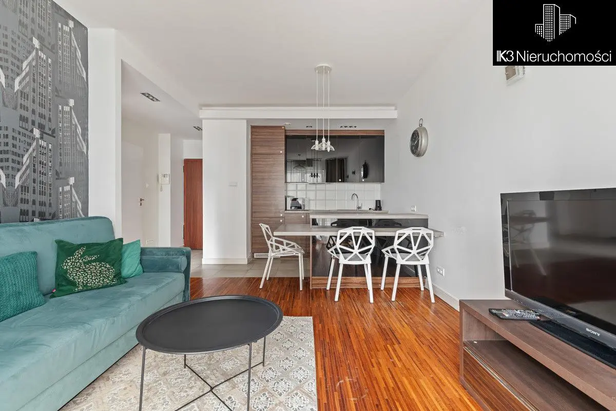 Kuhinja; kuhinjski aparati, drveni pod, prirodno svjetlo, moderni stil