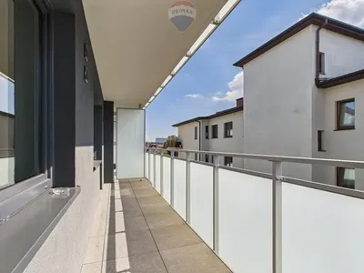 Kuhinja; kuhinjski aparati, drveni pod, prirodno svjetlo, moderni stil