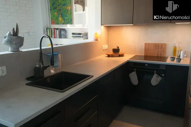 Kuhinja; kuhinjski aparati, drveni pod, prirodno svjetlo, moderni stil