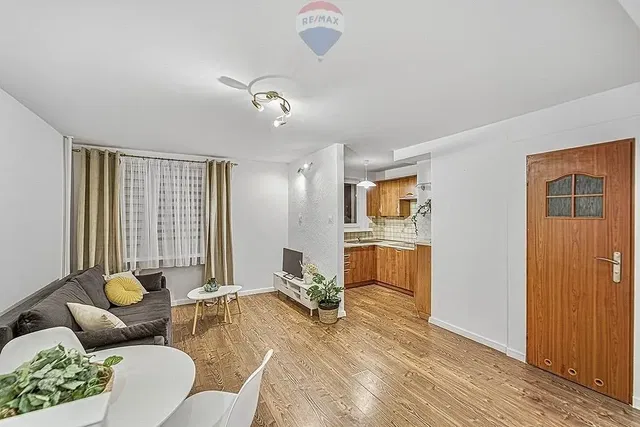 Küche; küchengeräte, holzboden, tageslicht, moderner stil