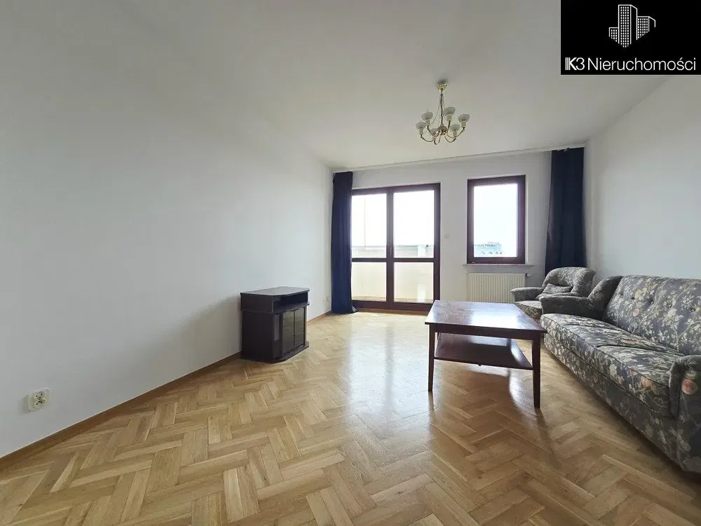 Kuhinja; kuhinjski aparati, drveni pod, prirodno svjetlo, moderni stil