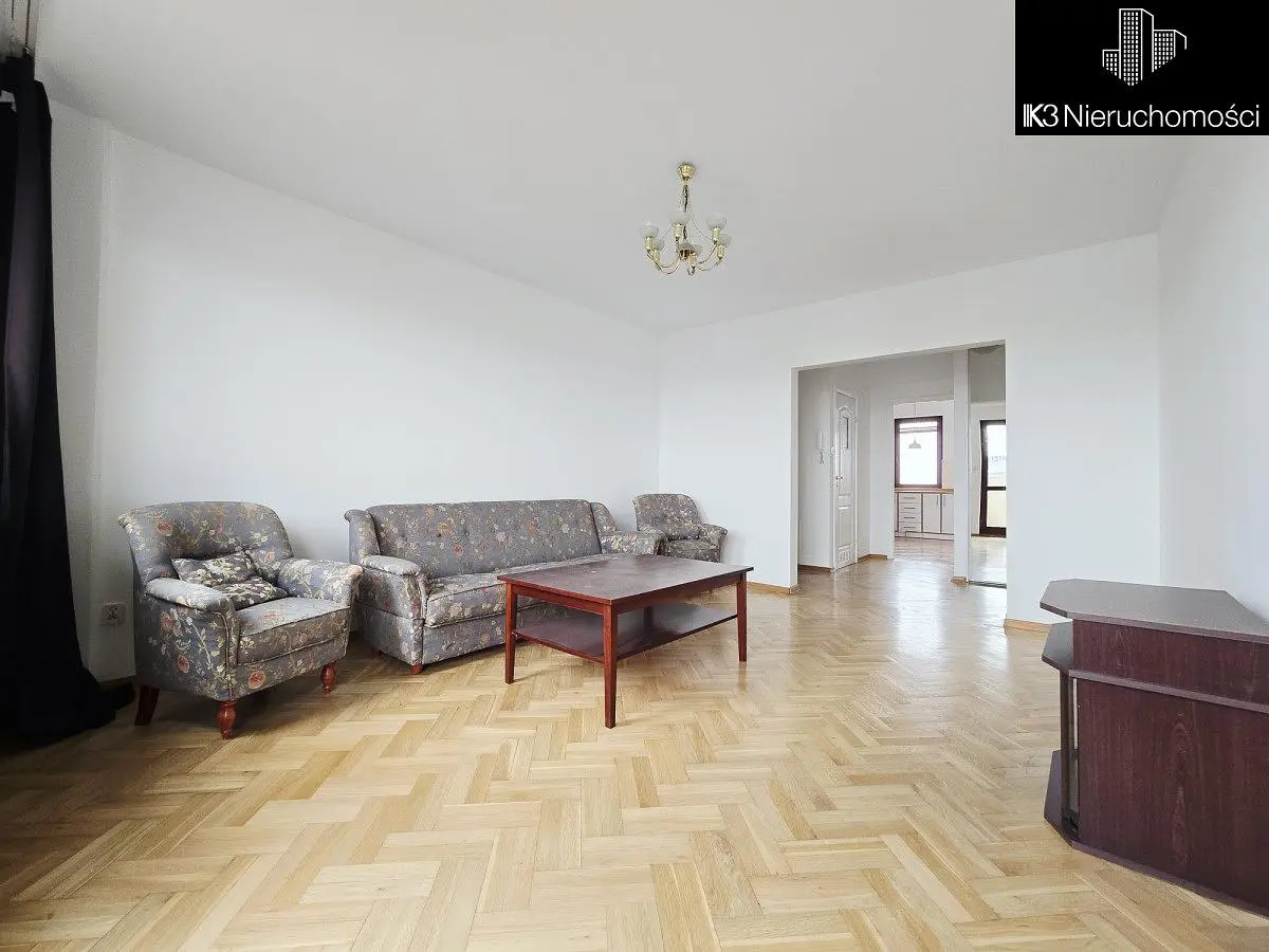 Kuhinja; kuhinjski aparati, drveni pod, prirodno svjetlo, moderni stil