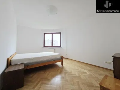 Kuhinja; kuhinjski aparati, drveni pod, prirodno svjetlo, moderni stil