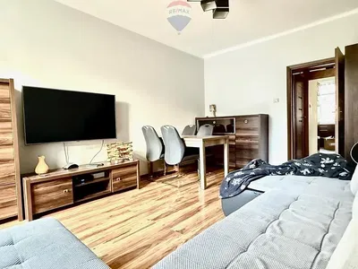 Küche; küchengeräte, holzboden, tageslicht, moderner stil